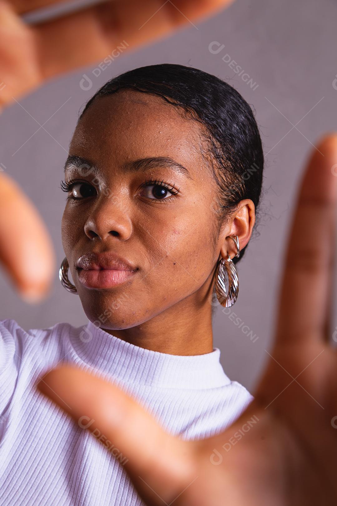 Mulher negra. Retrato de mulher negra em estúdio fotográfico