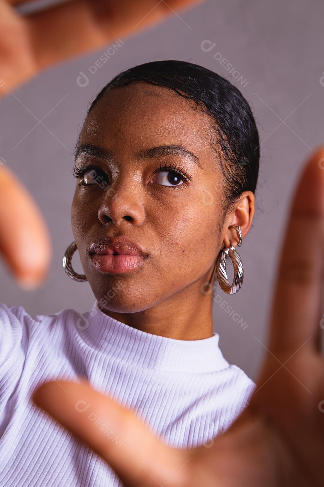 Mulher negra. Retrato de mulher negra em estúdio fotográfico