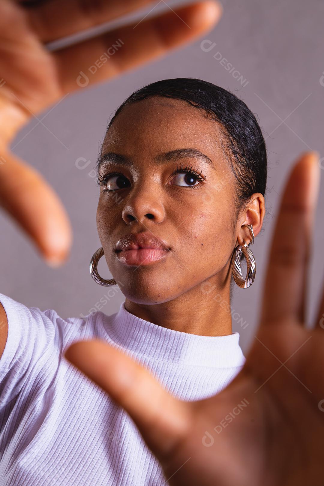 Mulher negra. Retrato de mulher negra em estúdio fotográfico