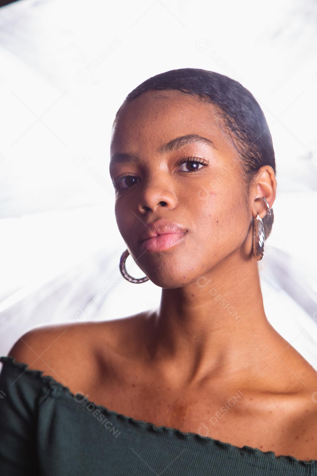 Mulher negra. Retrato de mulher negra em estúdio fotográfico