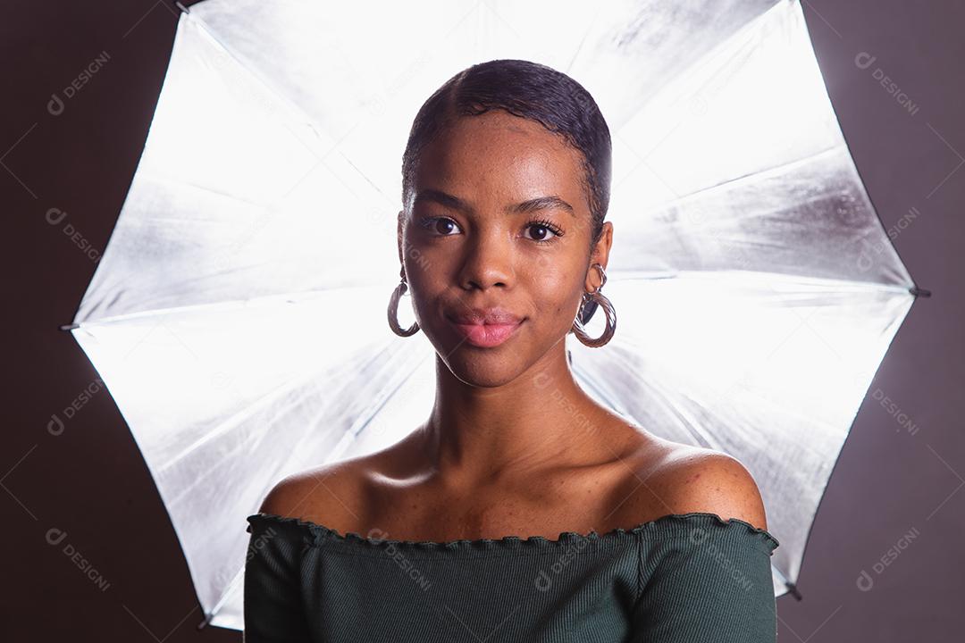 Mulher negra. Retrato de mulher negra em estúdio fotográfico