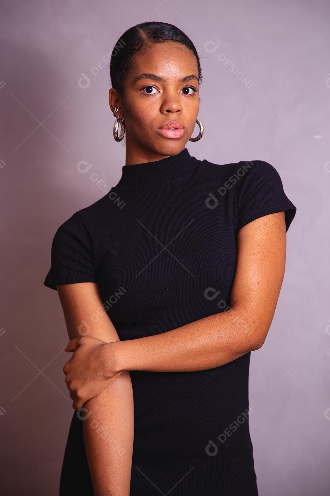 Mulher negra. Retrato de mulher negra em estúdio fotográfico