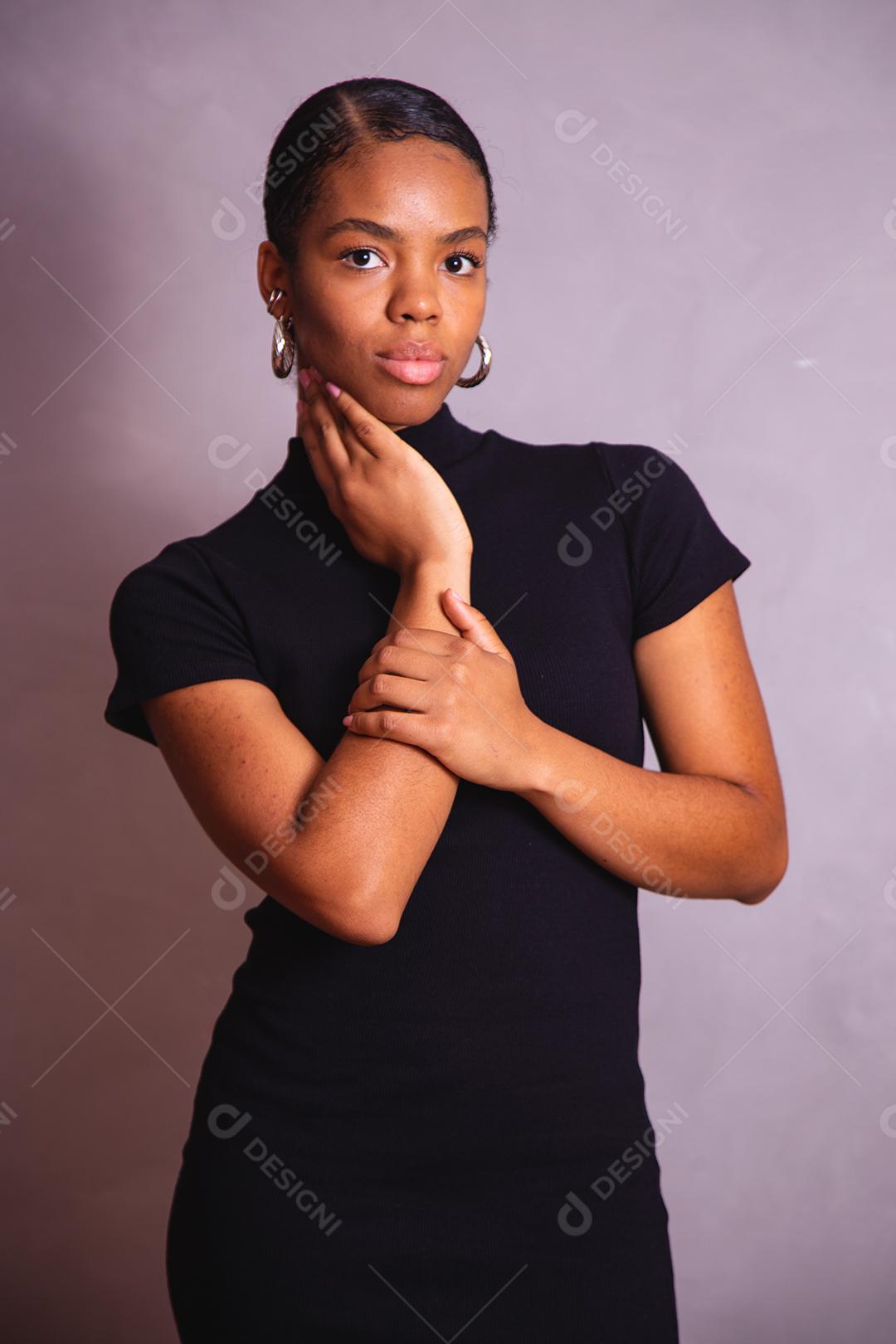 Mulher negra. Retrato de mulher negra em estúdio fotográfico