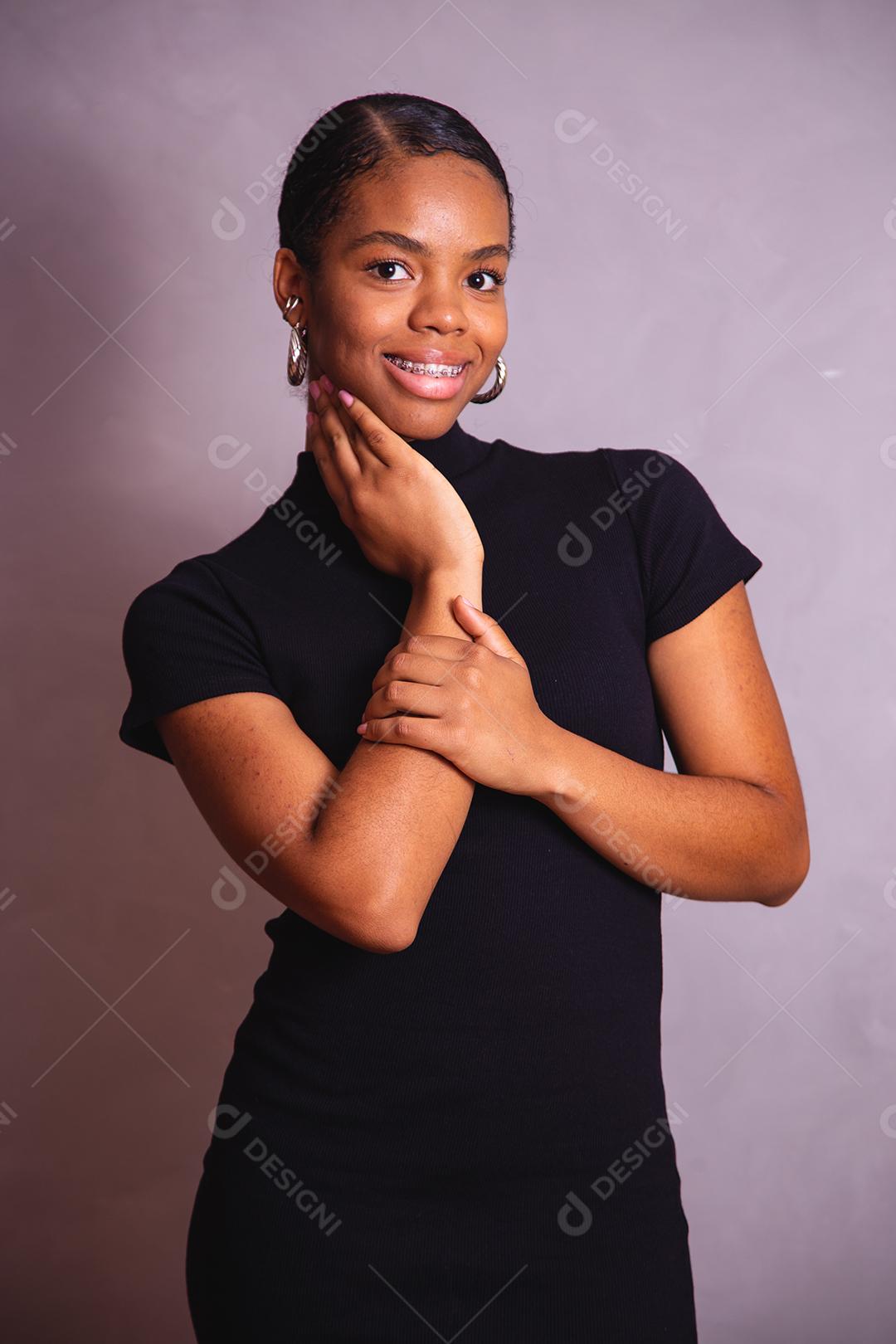 Mulher negra. Retrato de mulher negra em estúdio fotográfico