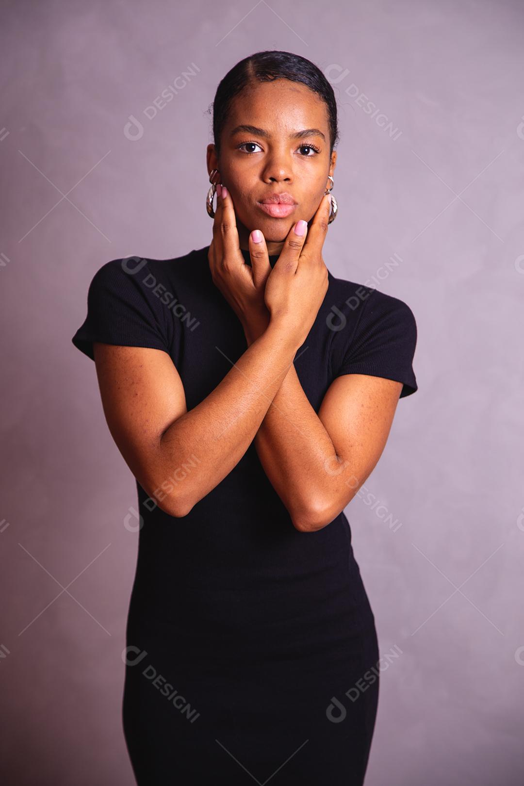 Mulher negra. Retrato de mulher negra em estúdio fotográfico