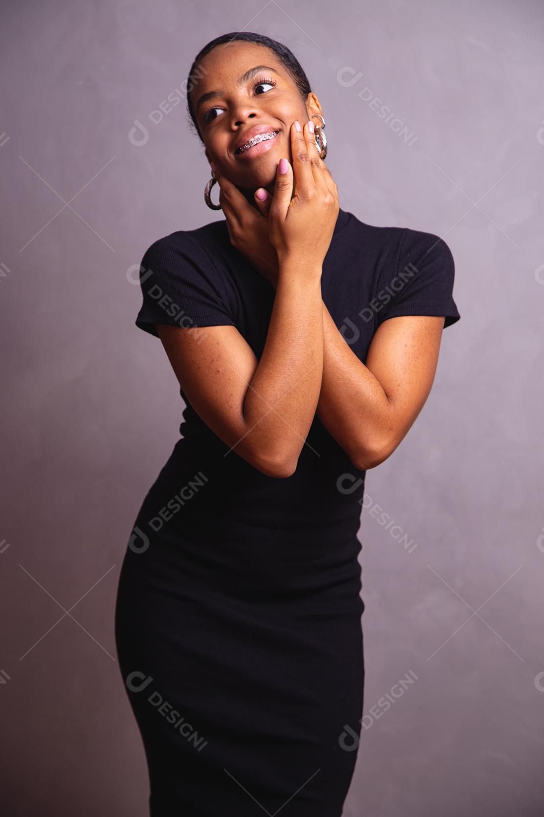 Mulher negra. Retrato de mulher negra em estúdio fotográfico