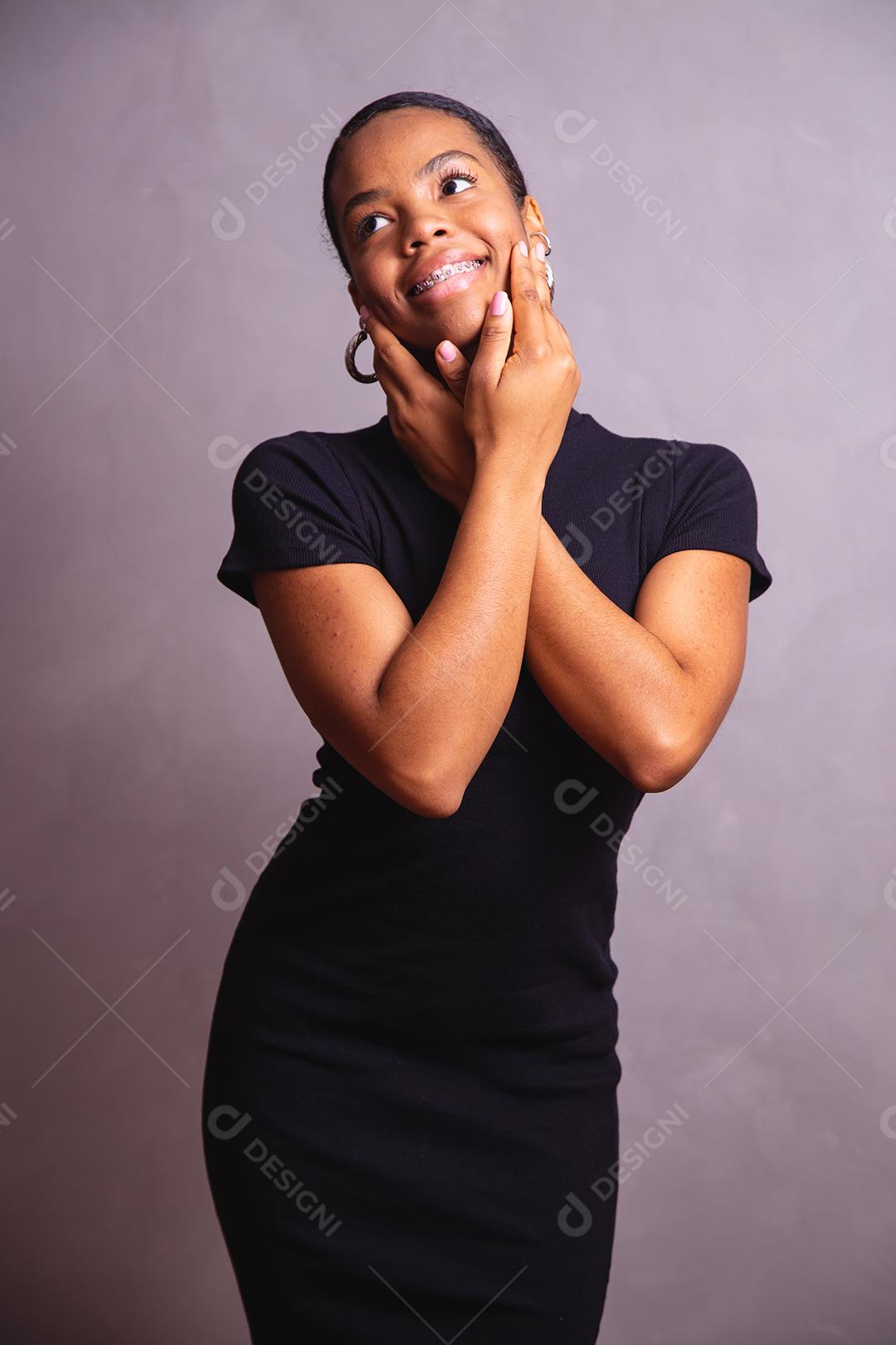 Mulher negra. Retrato de mulher negra em estúdio fotográfico