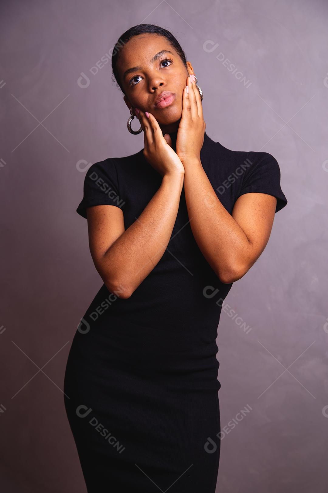 Mulher negra. Retrato de mulher negra em estúdio fotográfico