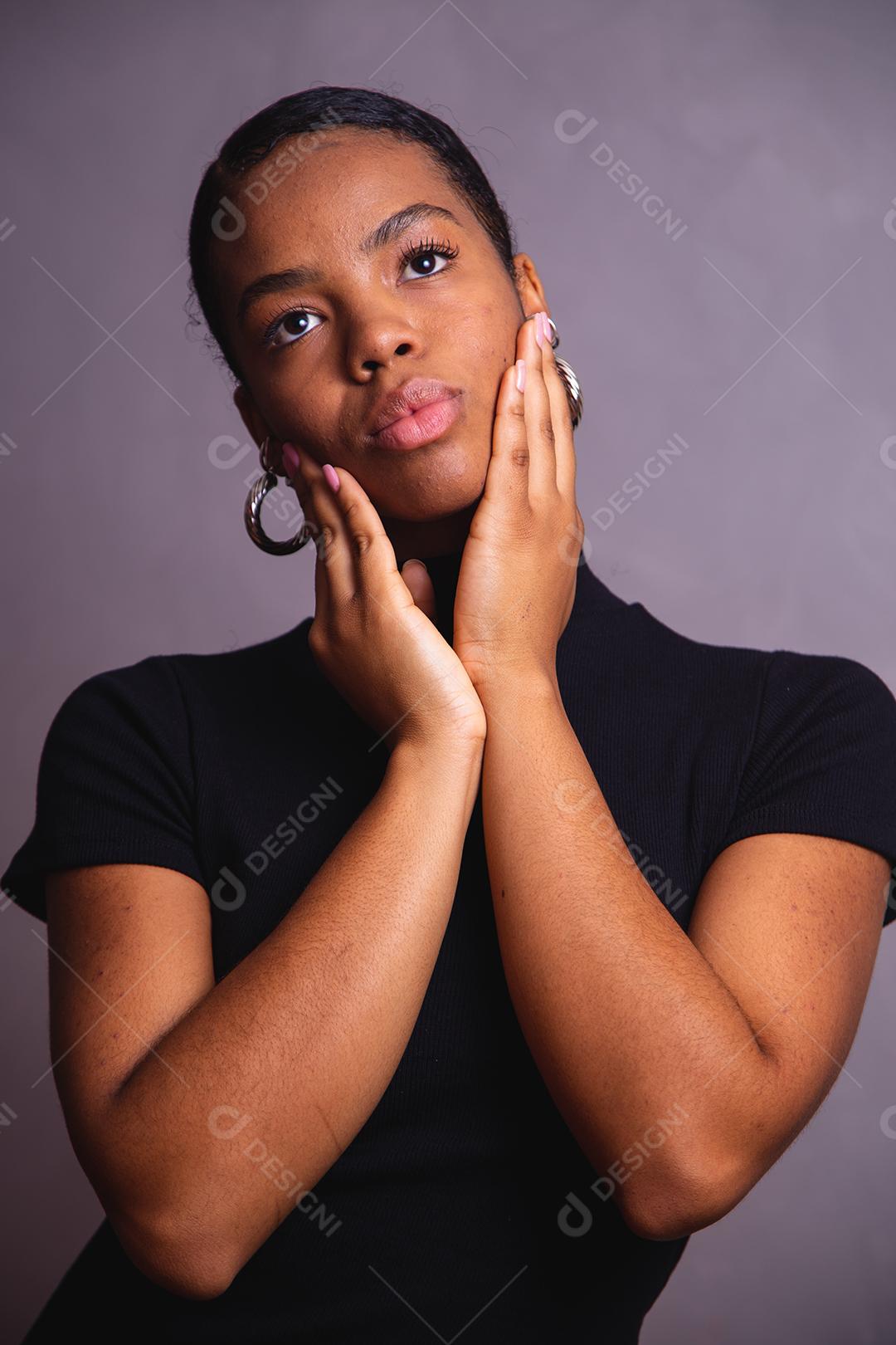 Mulher negra. Retrato de mulher negra em estúdio fotográfico