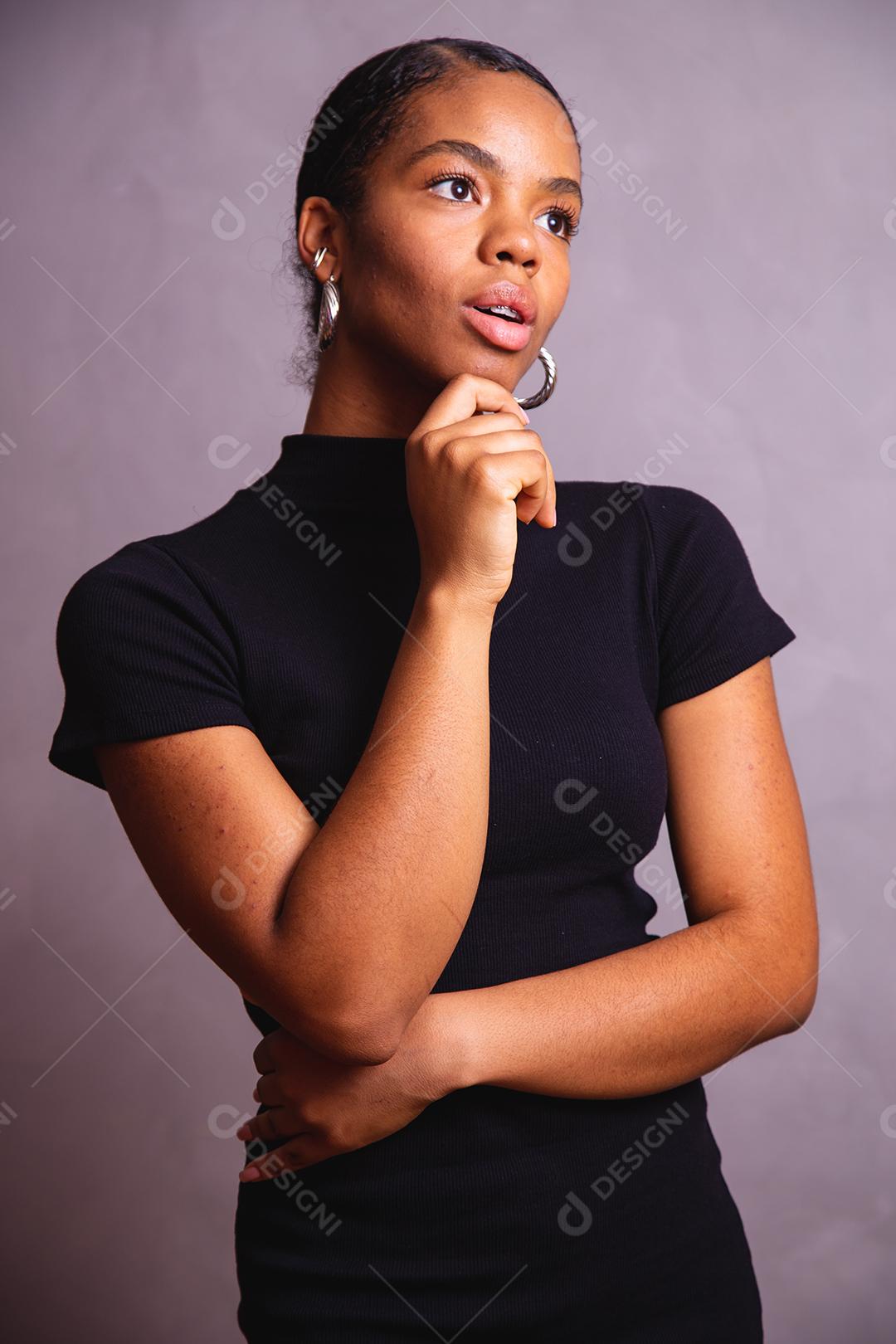 Mulher negra. Retrato de mulher negra em estúdio fotográfico