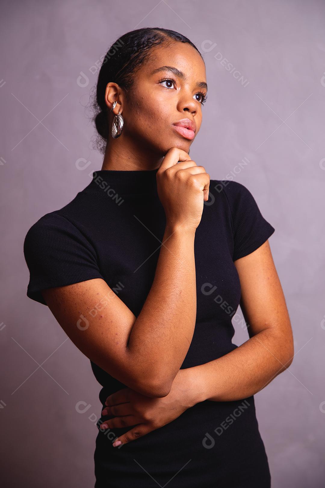 Mulher negra. Retrato de mulher negra em estúdio fotográfico