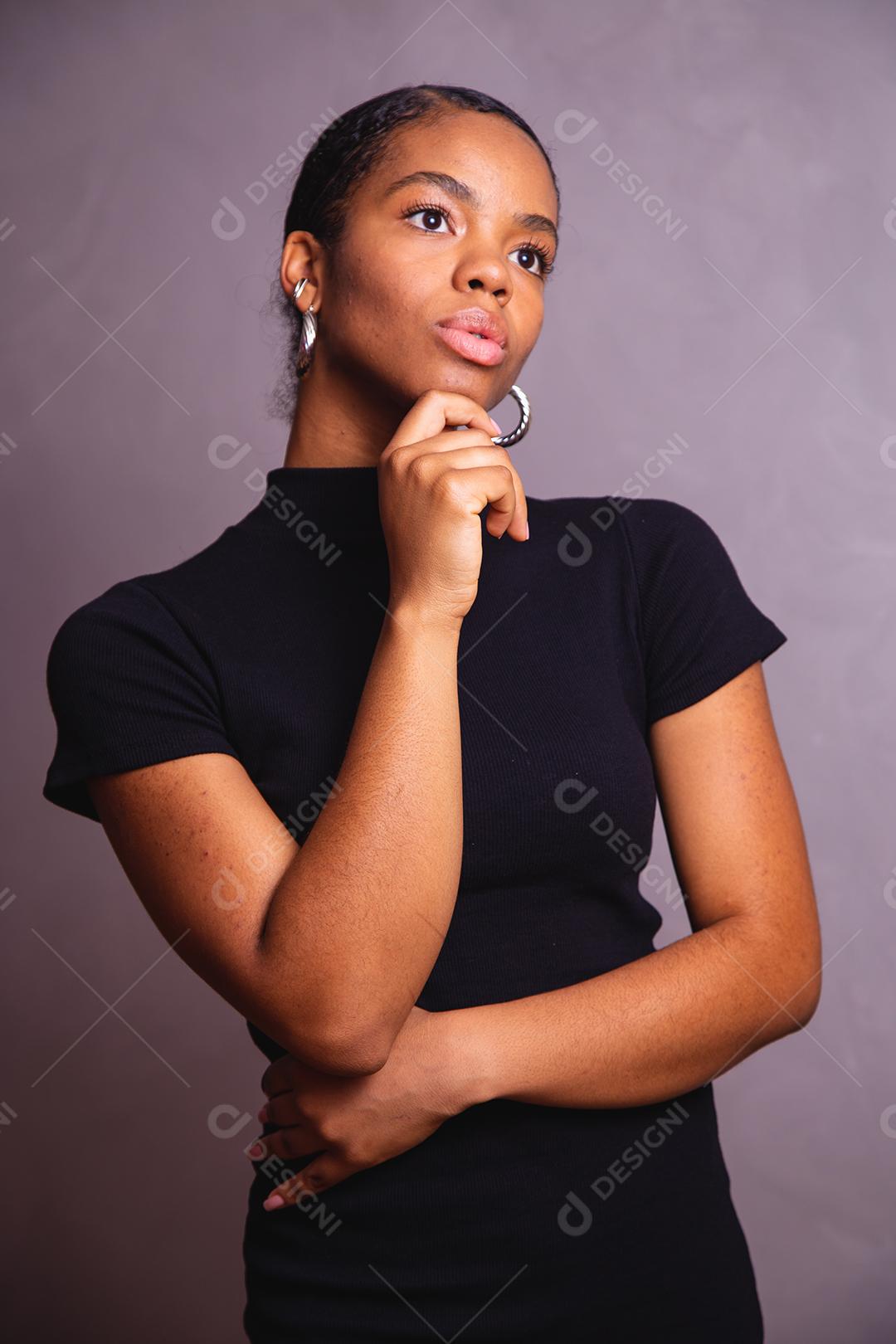 Mulher negra. Retrato de mulher negra em estúdio fotográfico