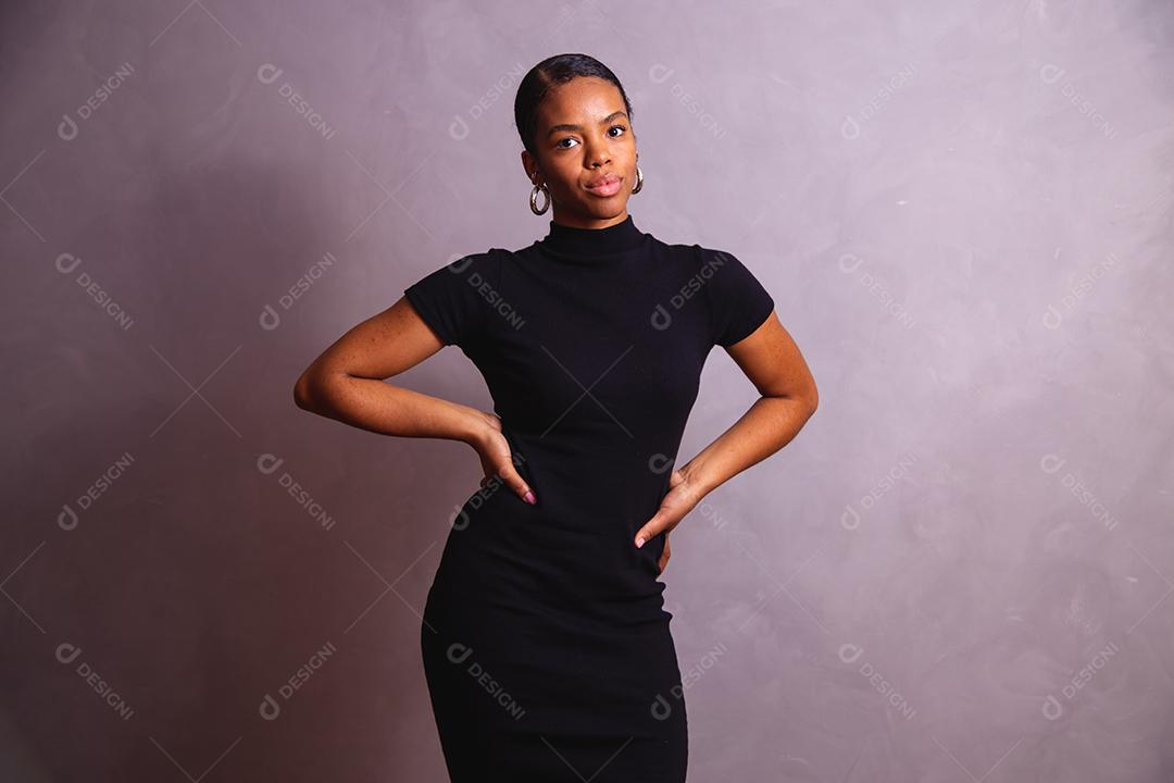 Mulher negra. Retrato de mulher negra em estúdio fotográfico