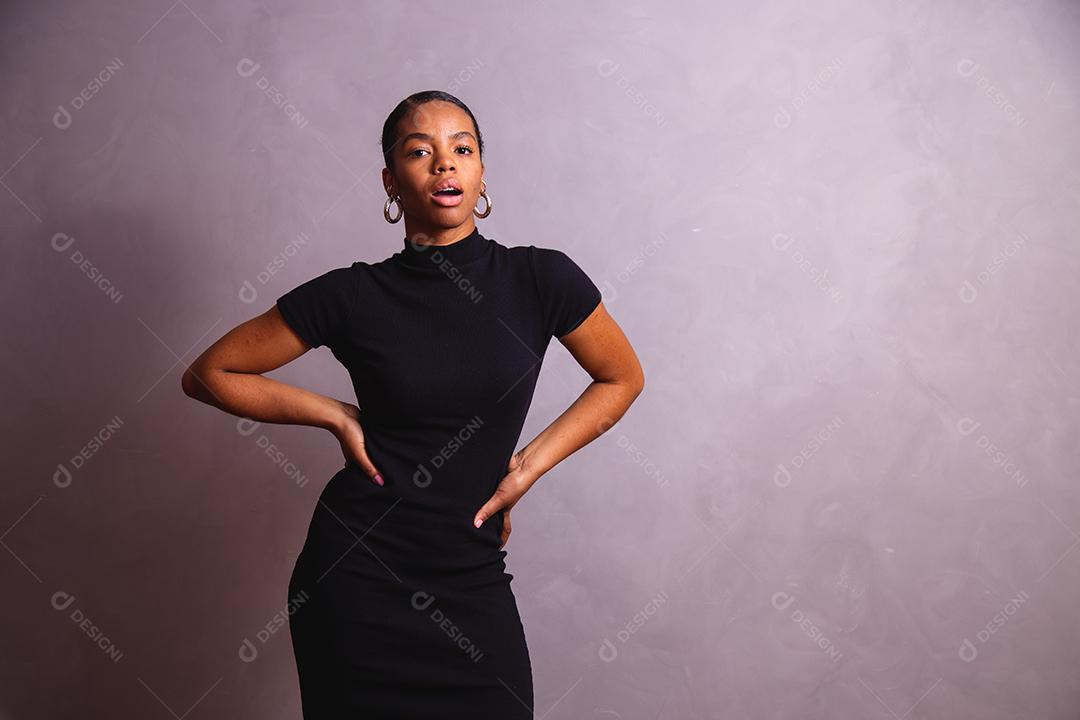 Mulher negra. Retrato de mulher negra em estúdio fotográfico