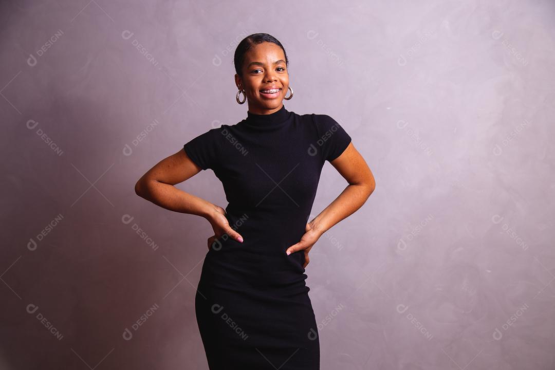 Mulher negra. Retrato de mulher negra em estúdio fotográfico