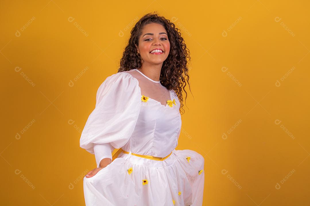 jovem afro vestida para festa junina sorrindo para a câmera