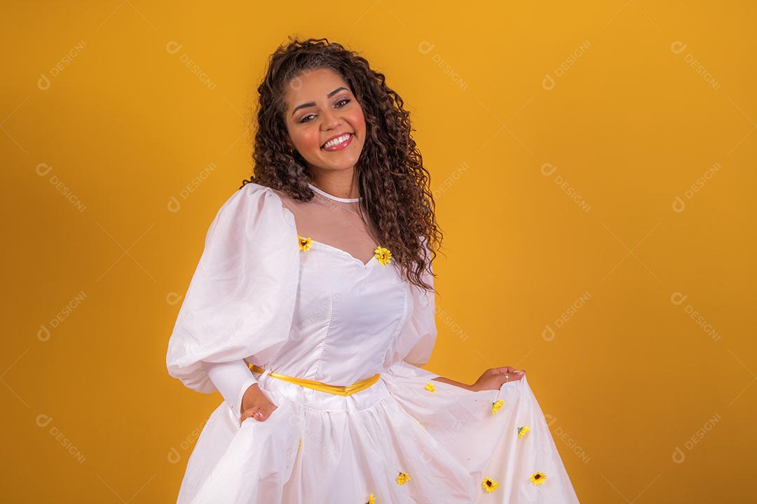 jovem afro vestida para festa junina sorrindo para a câmera