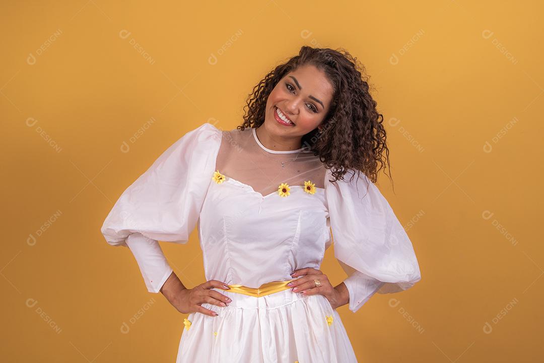 jovem afro vestida para festa junina