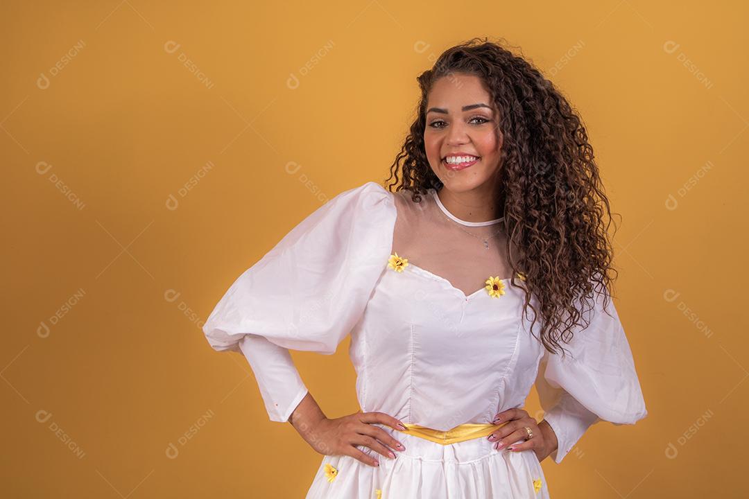 jovem afro vestida para festa junina