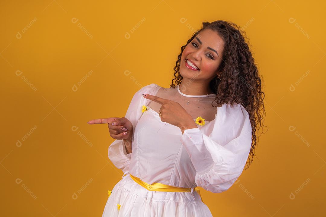 jovem afro vestida para festa junina