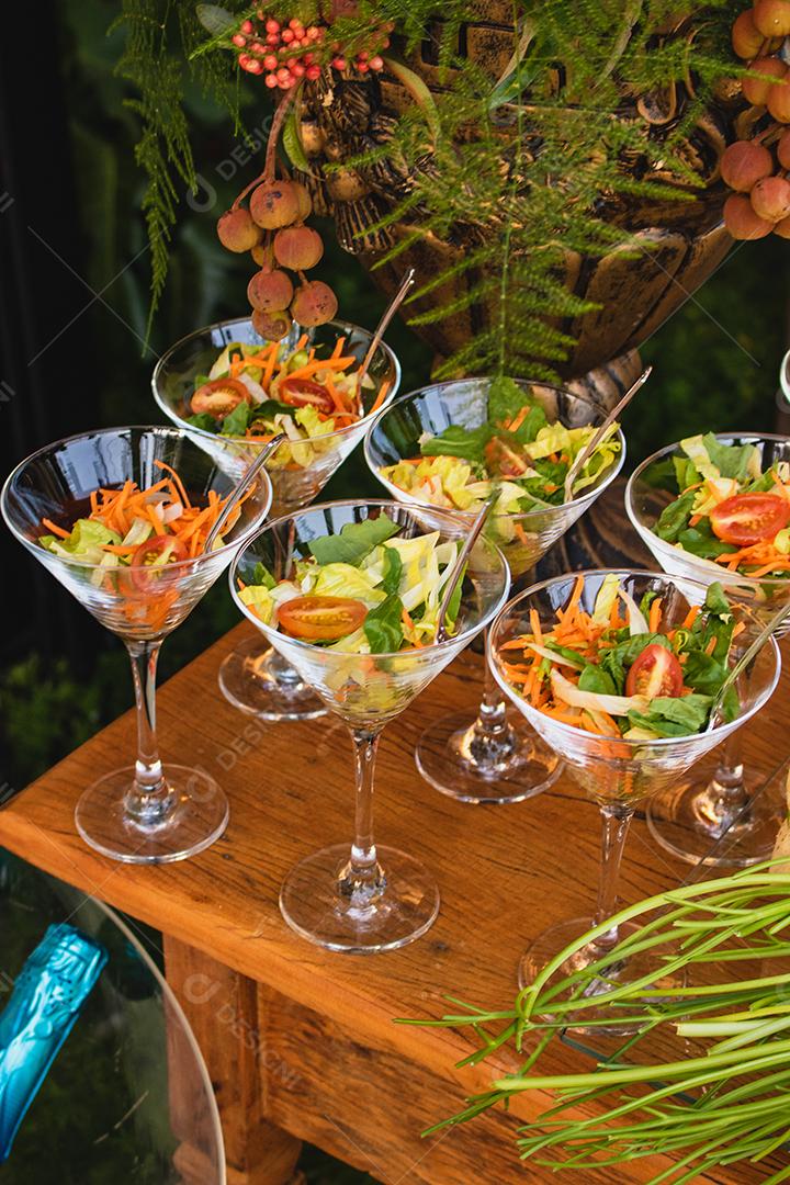 aperitivos de salada em pequenos recipientes na degustação