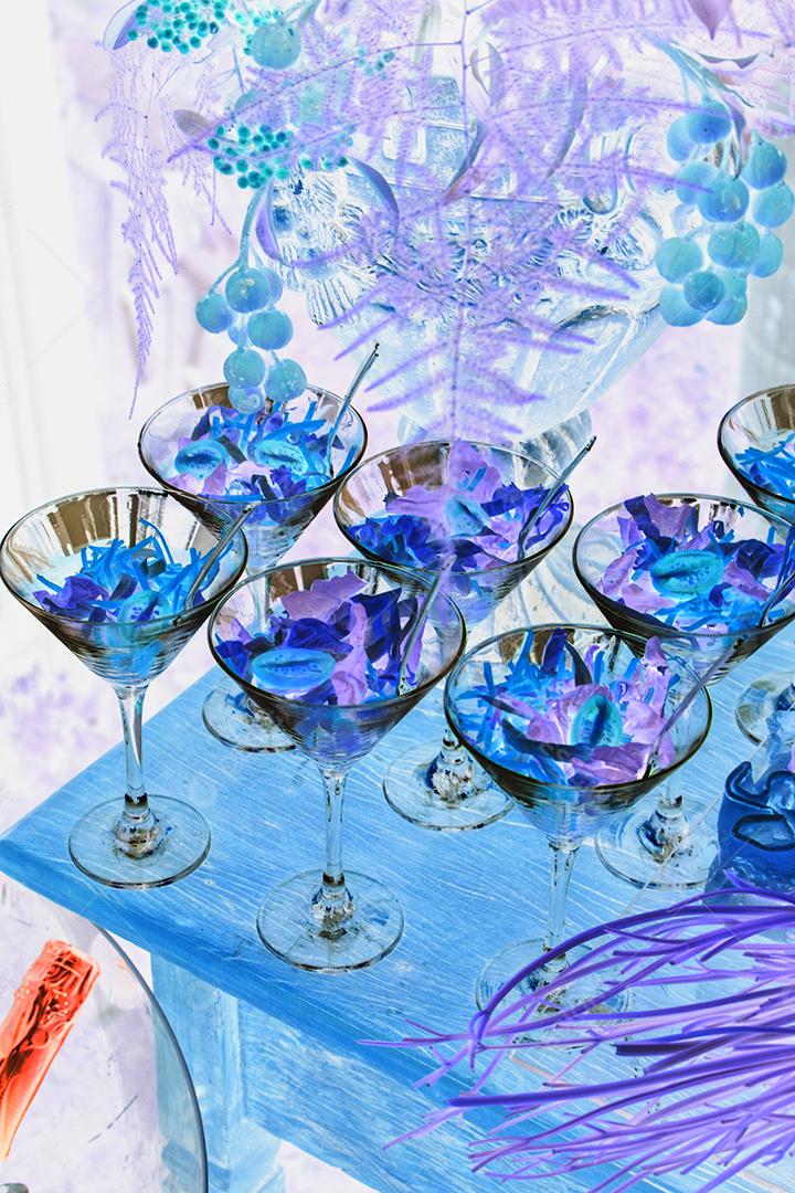 aperitivos de salada em pequenos recipientes na degustação