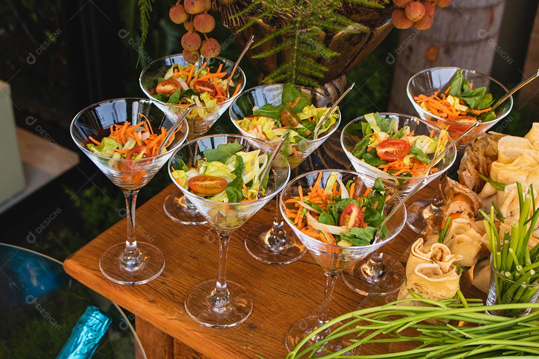 aperitivos de salada em pequenos recipientes na degustação