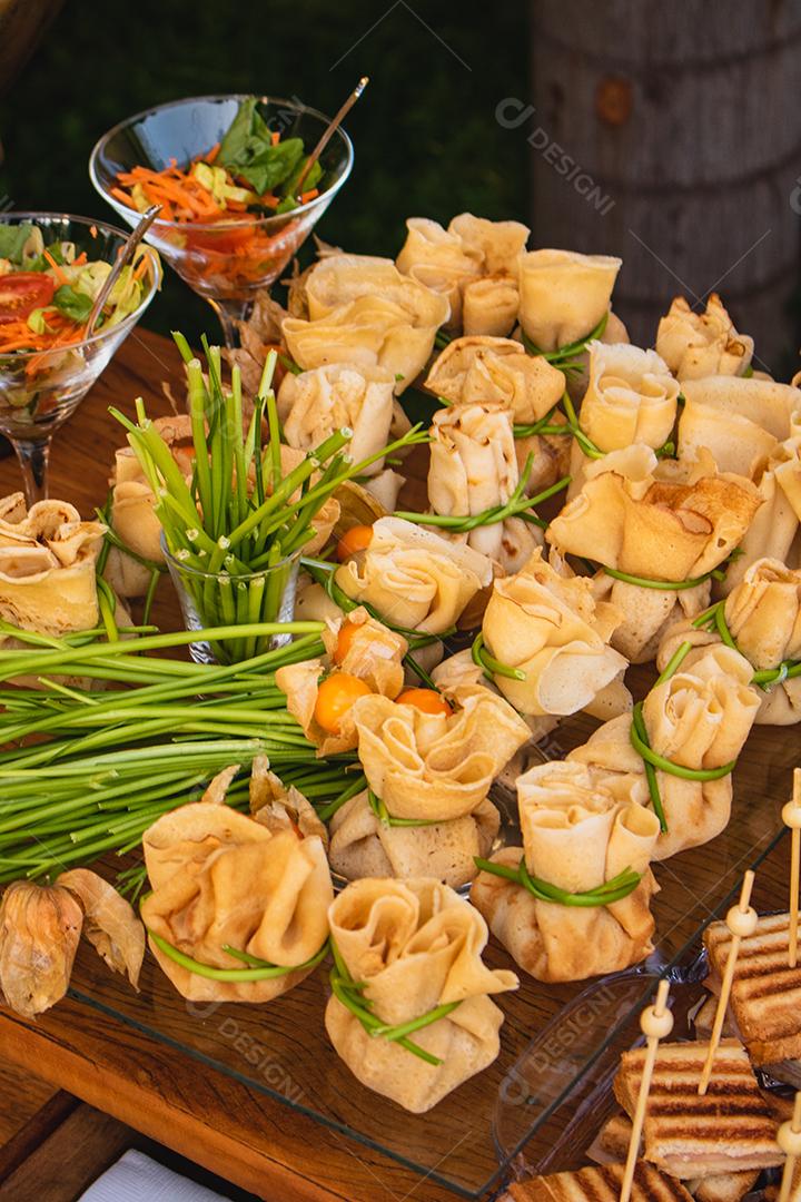 Deliciosa panqueca fechada com recheio.