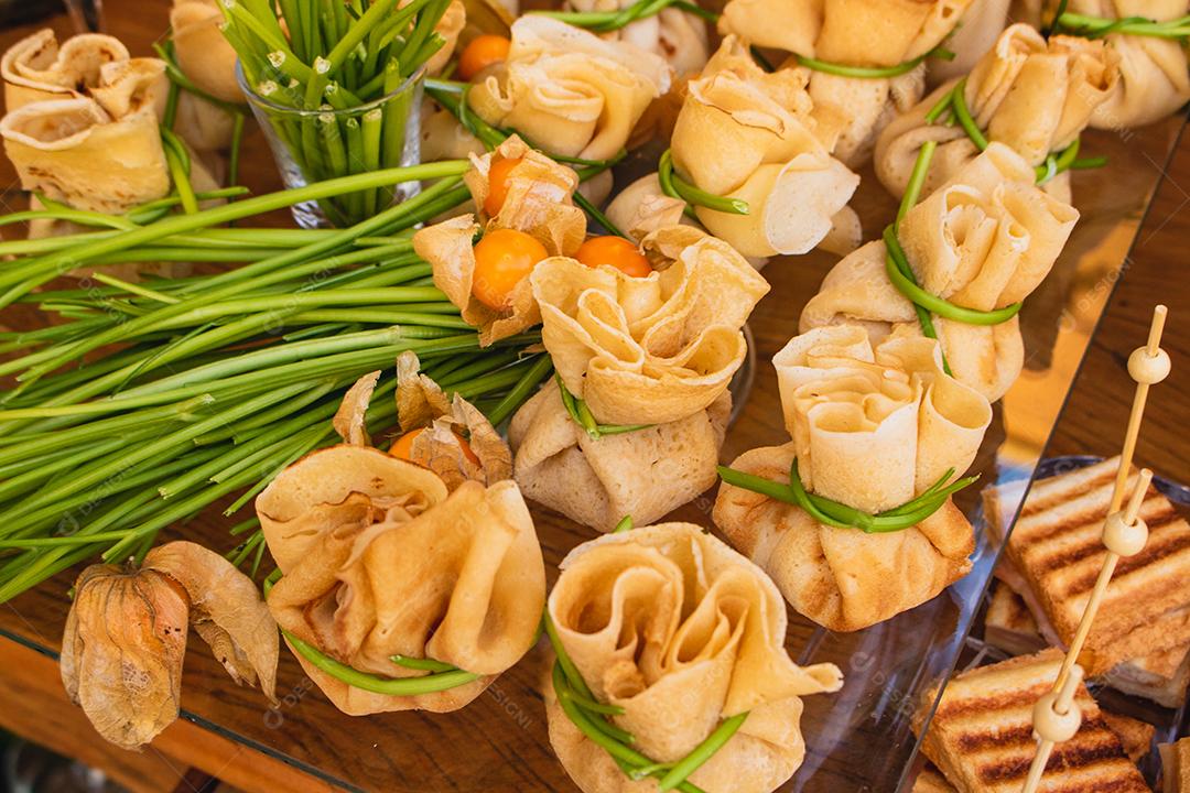 Deliciosa panqueca fechada com recheio