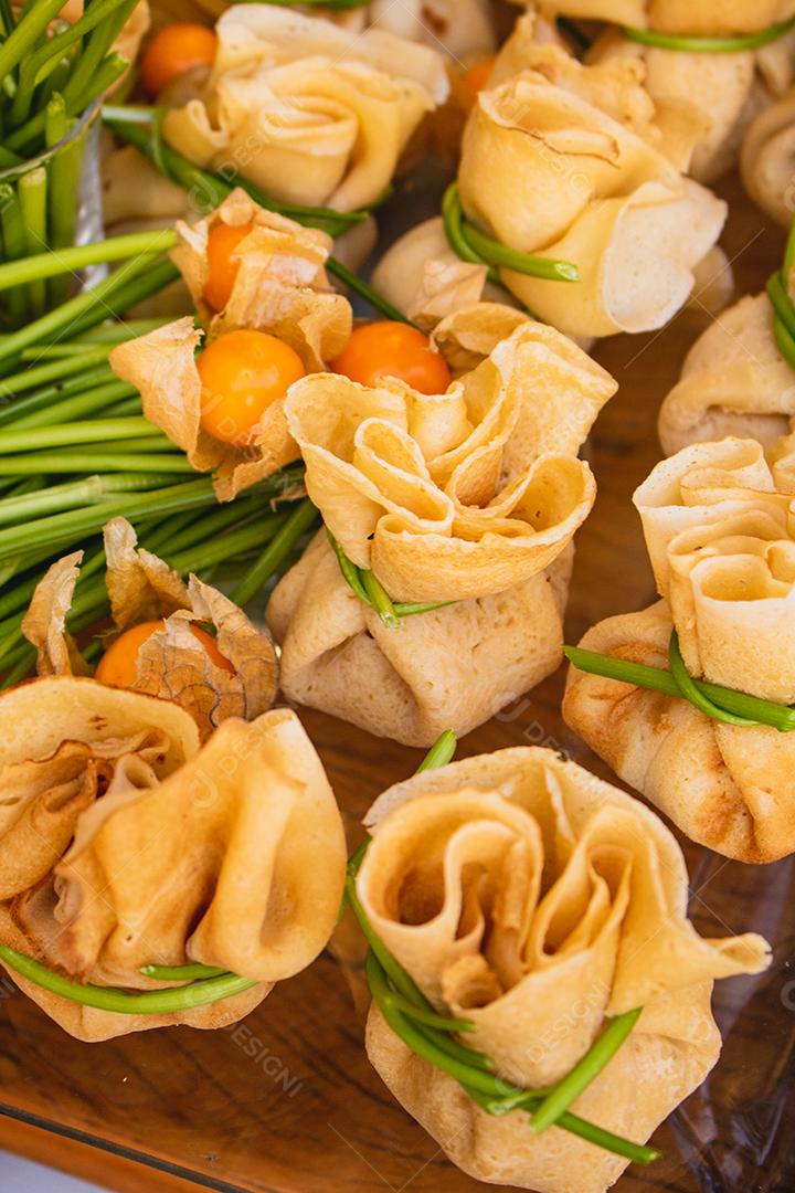 Deliciosa panqueca fechada com recheio.