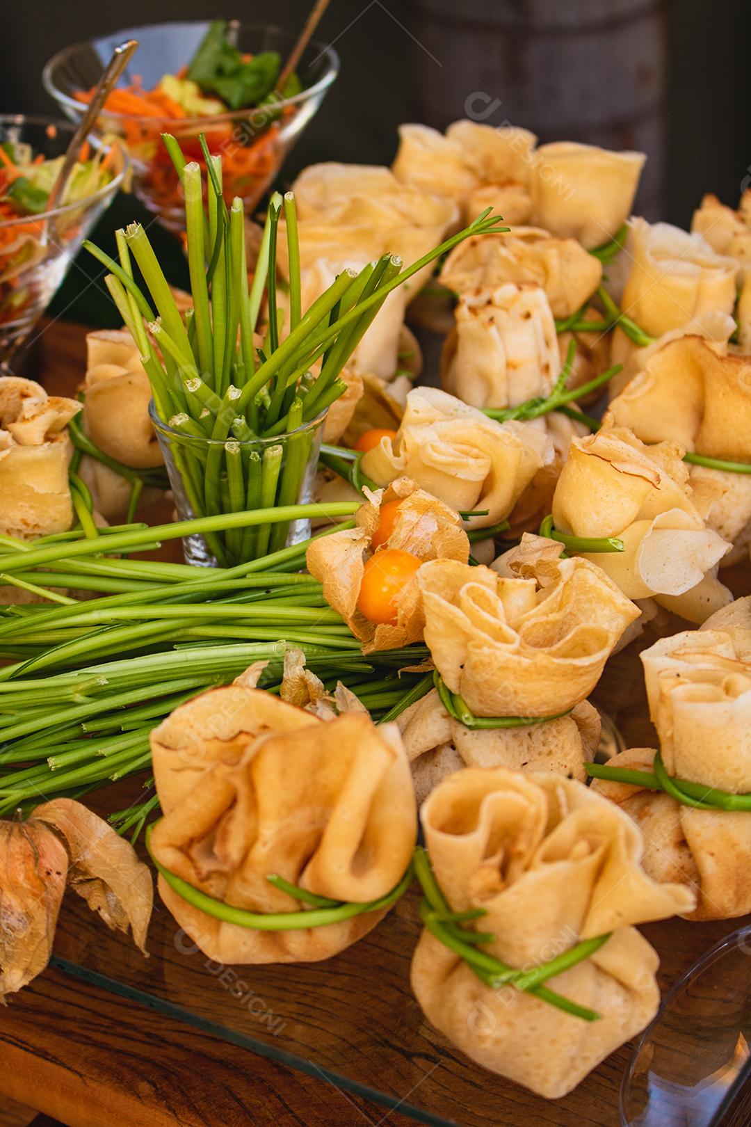 Mesa com varias panquecas enroladas prontas comida