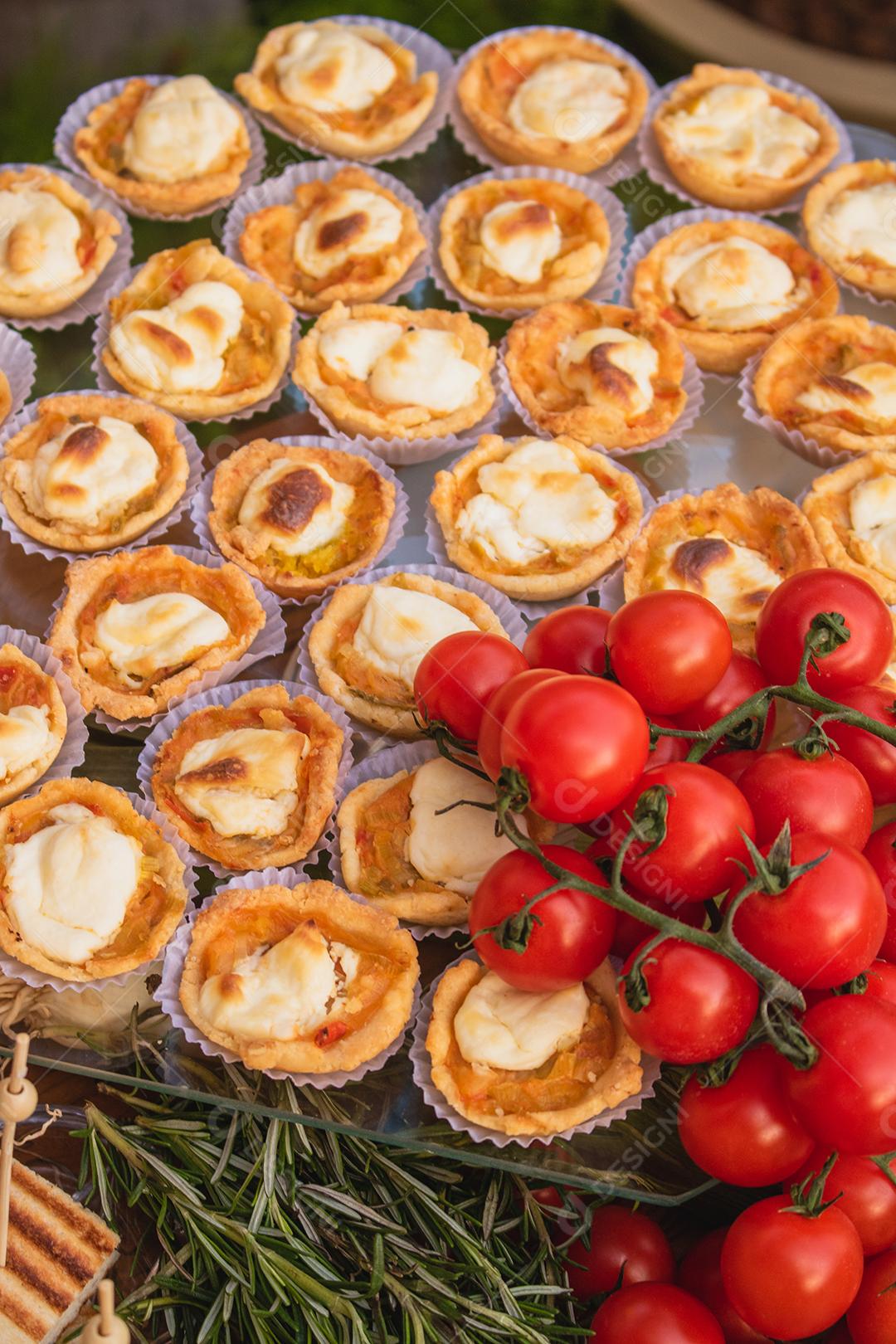 Prato com vários tomates e bolinhos acima de mesa