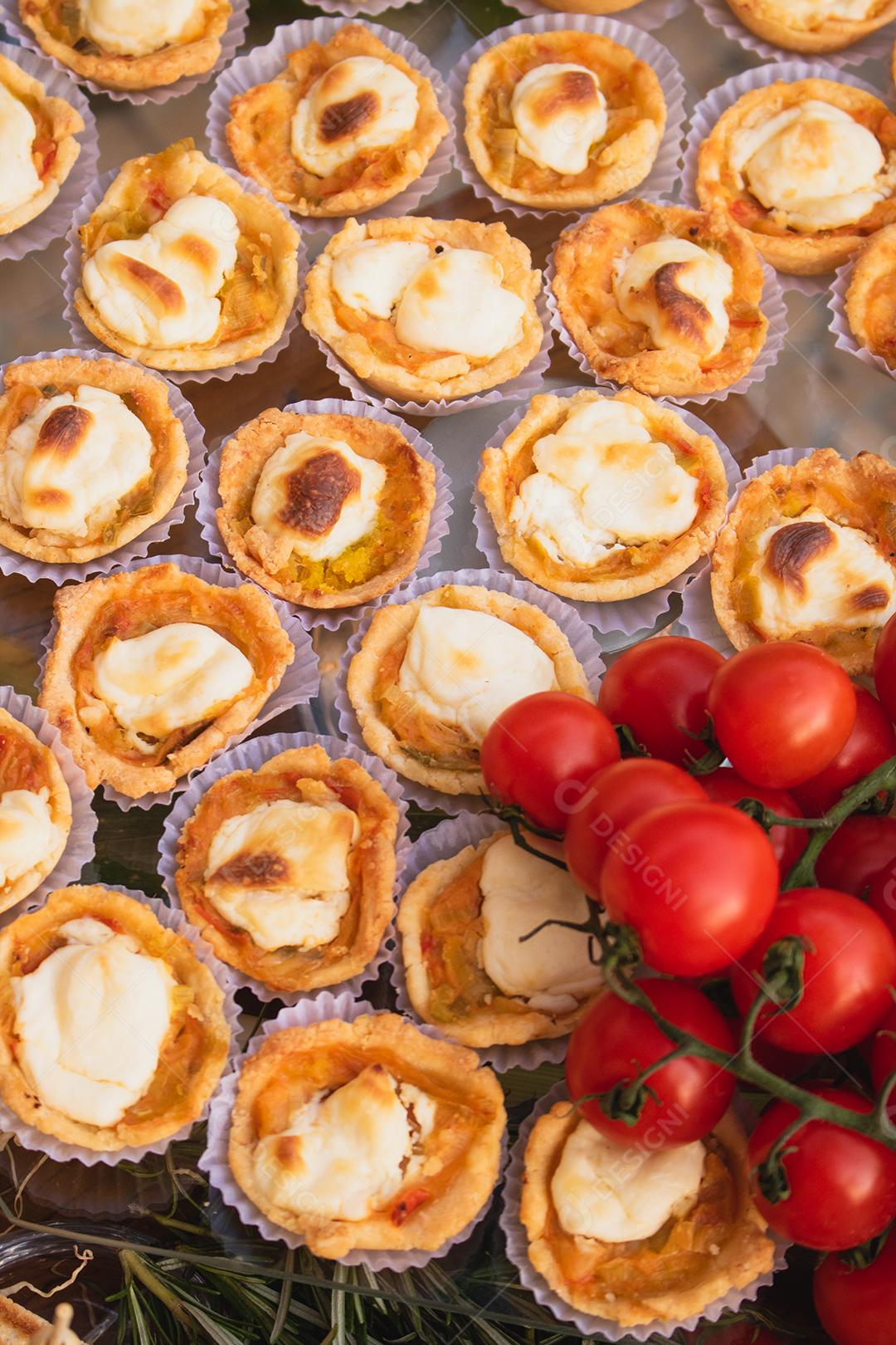 Prato com vários tomates e bolinhos acima de mesa