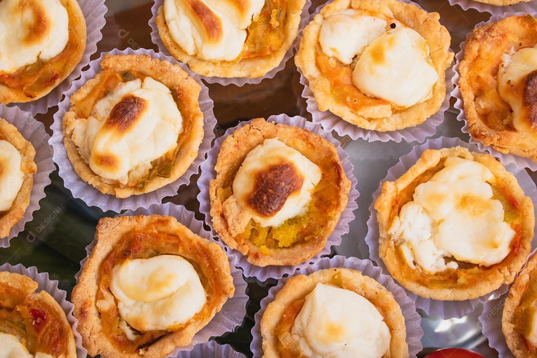 Bolinhos acima de Mesa com recheio doce