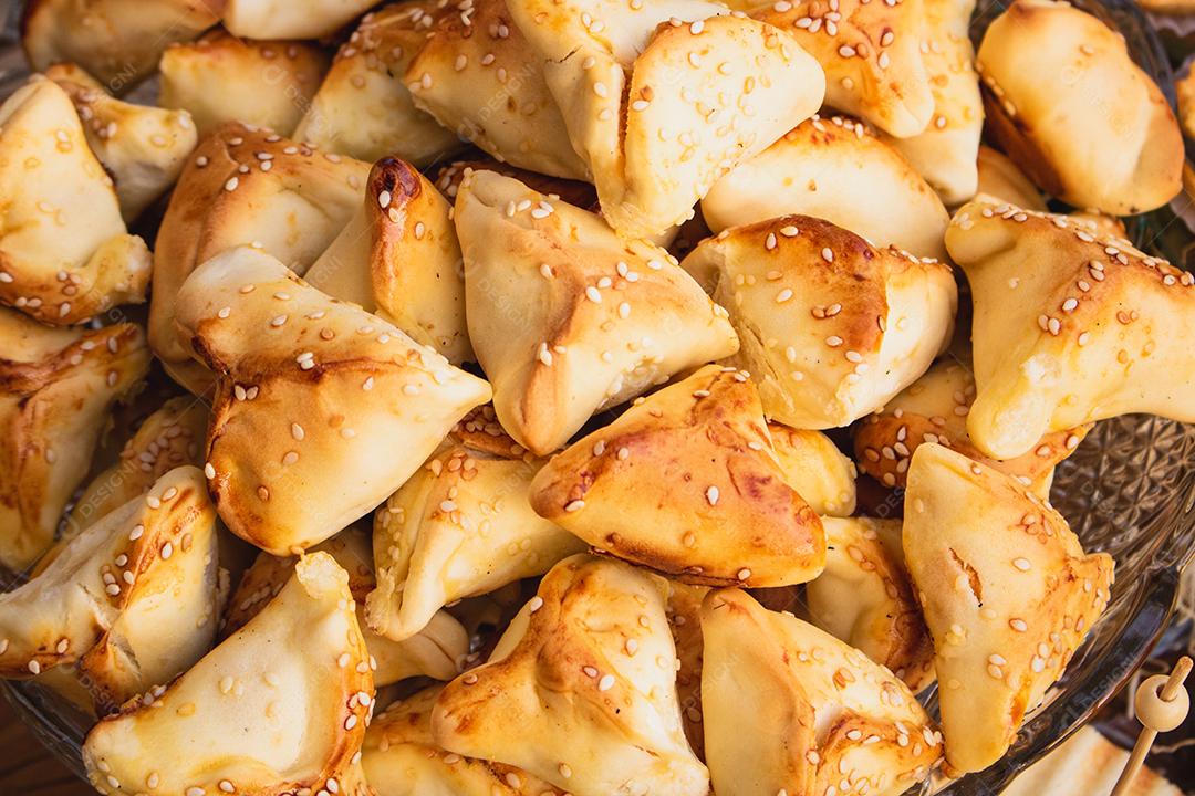 Bolinhos assadas acima de mesa prontos para comer