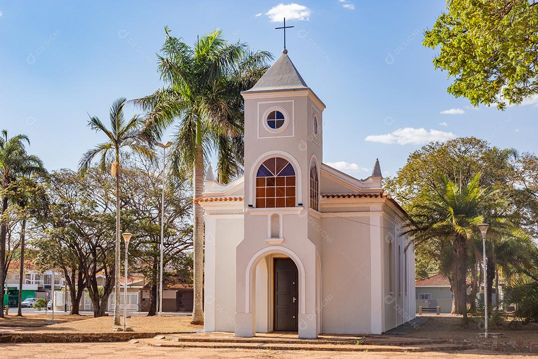 Praça com igreja arvores com folhas verdes época de verão