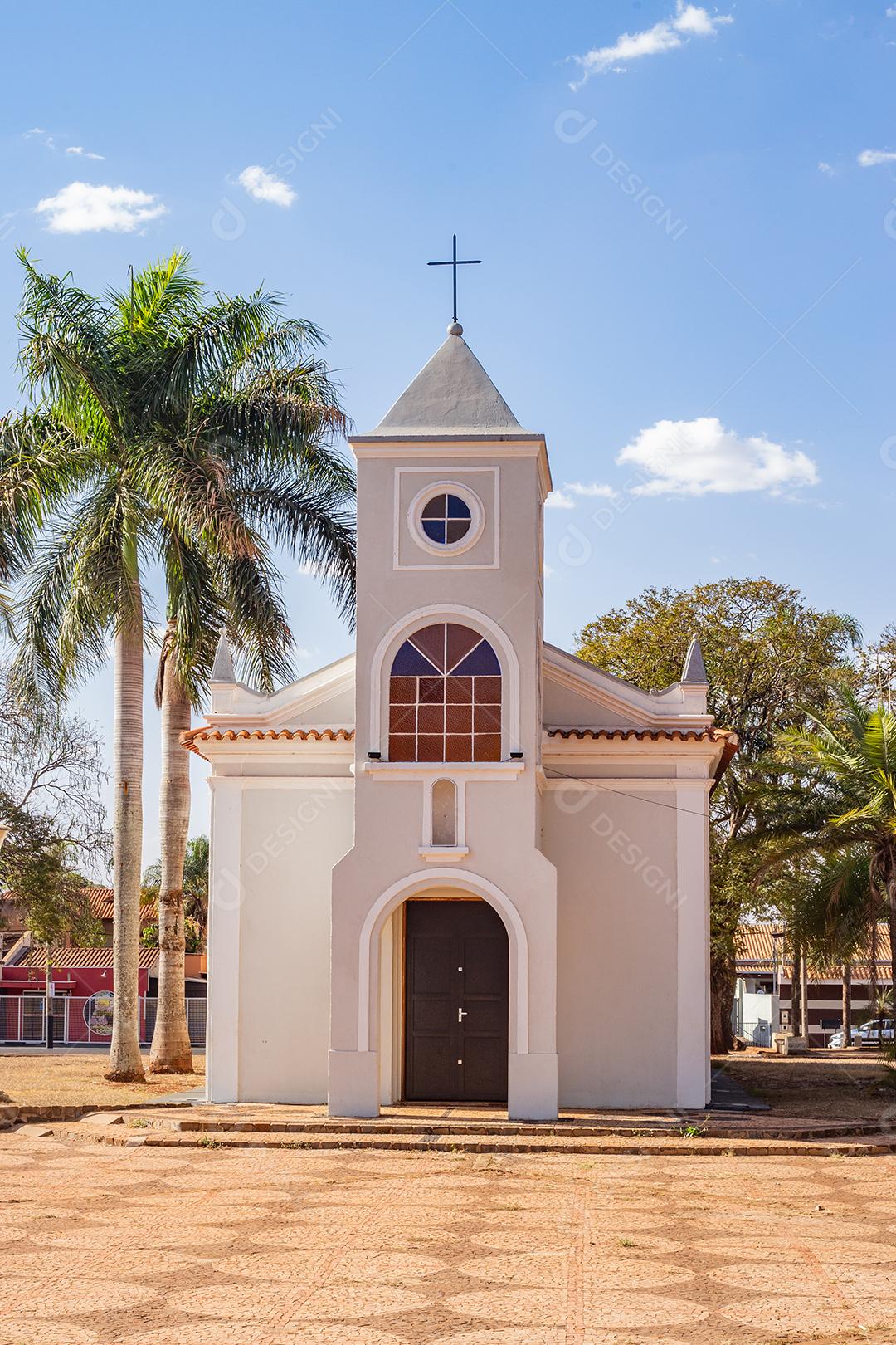 Praça com igreja e arvores com folhas verdes época de verão