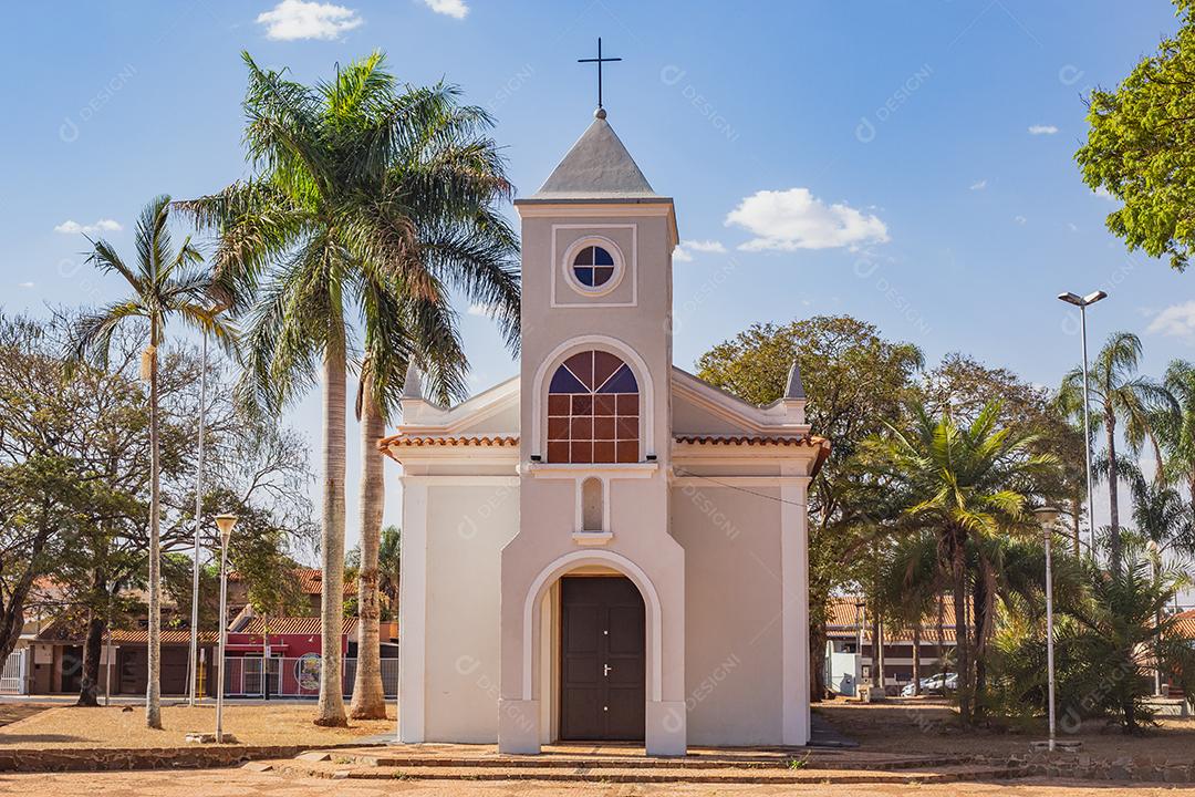 Praça com igreja e arvores com folhas verdes época de verão