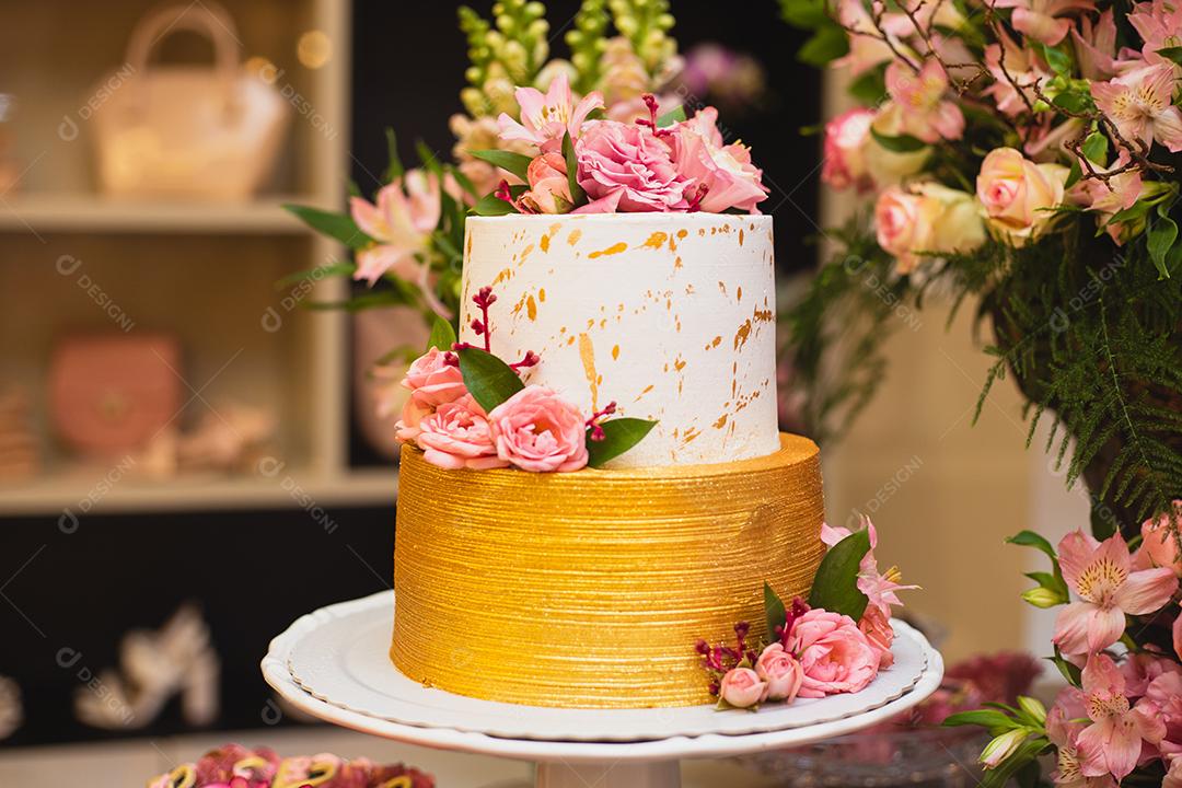 Bolo confeitado dourado com flores rosas casamento