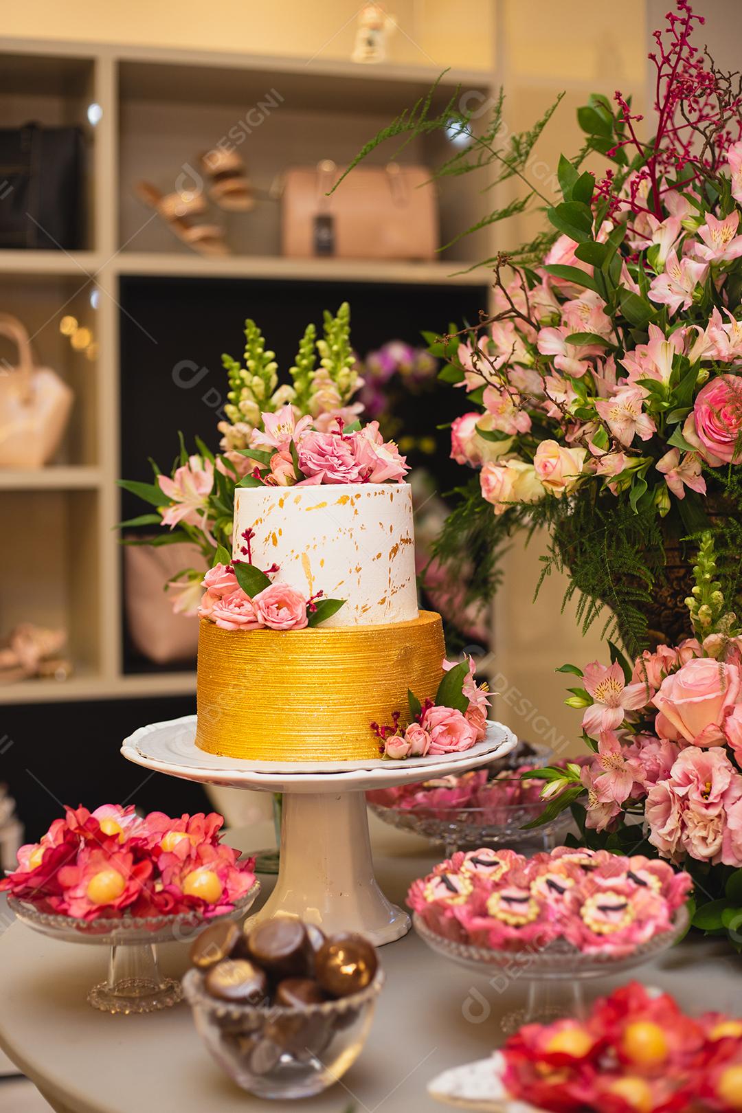 Bolo confeitado dourado com flores rosas casamento
