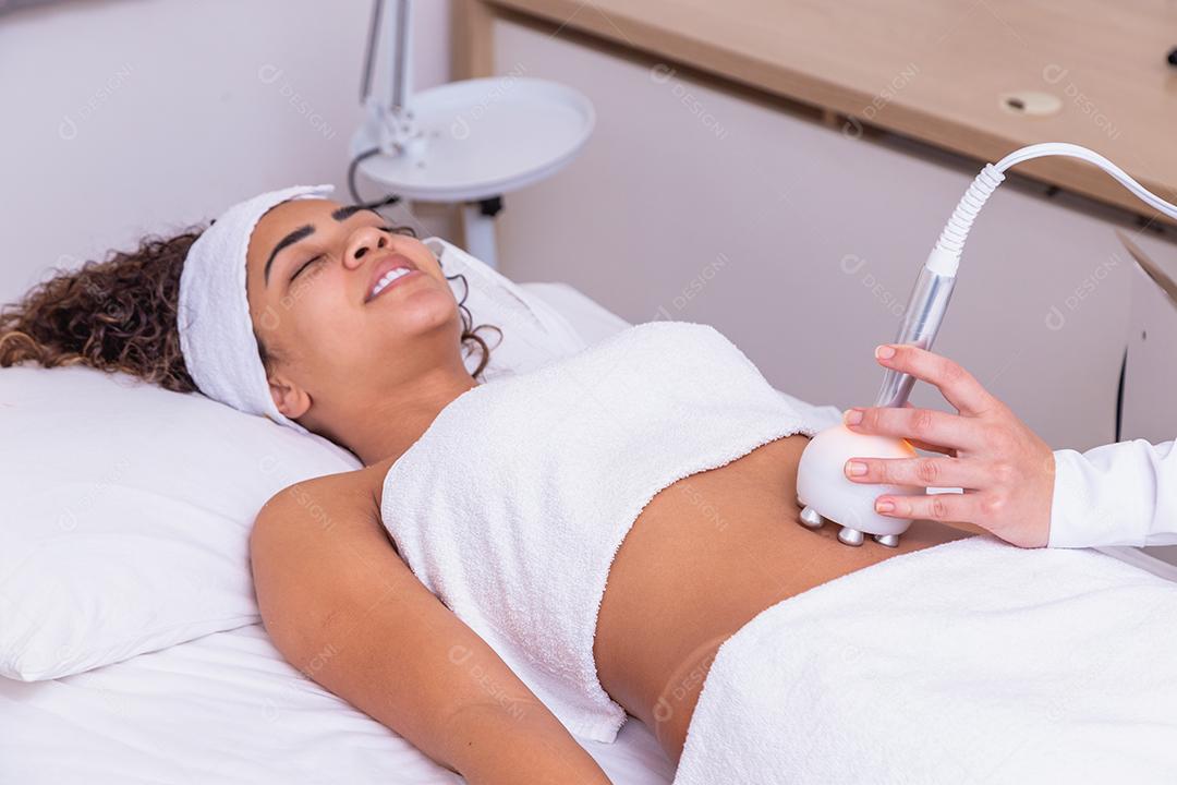 Mulher fazendo tratamento de massagem em salão de estética
