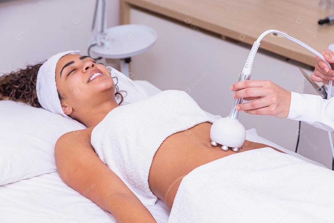 Mulher fazendo tratamento de massagem em salão de estética