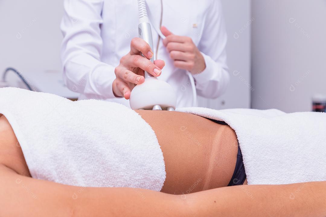 Mulher fazendo tratamento de massagem em salão de estética