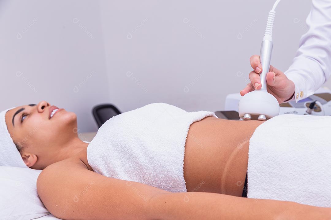 Mulher fazendo tratamento de massagem em salão de estética