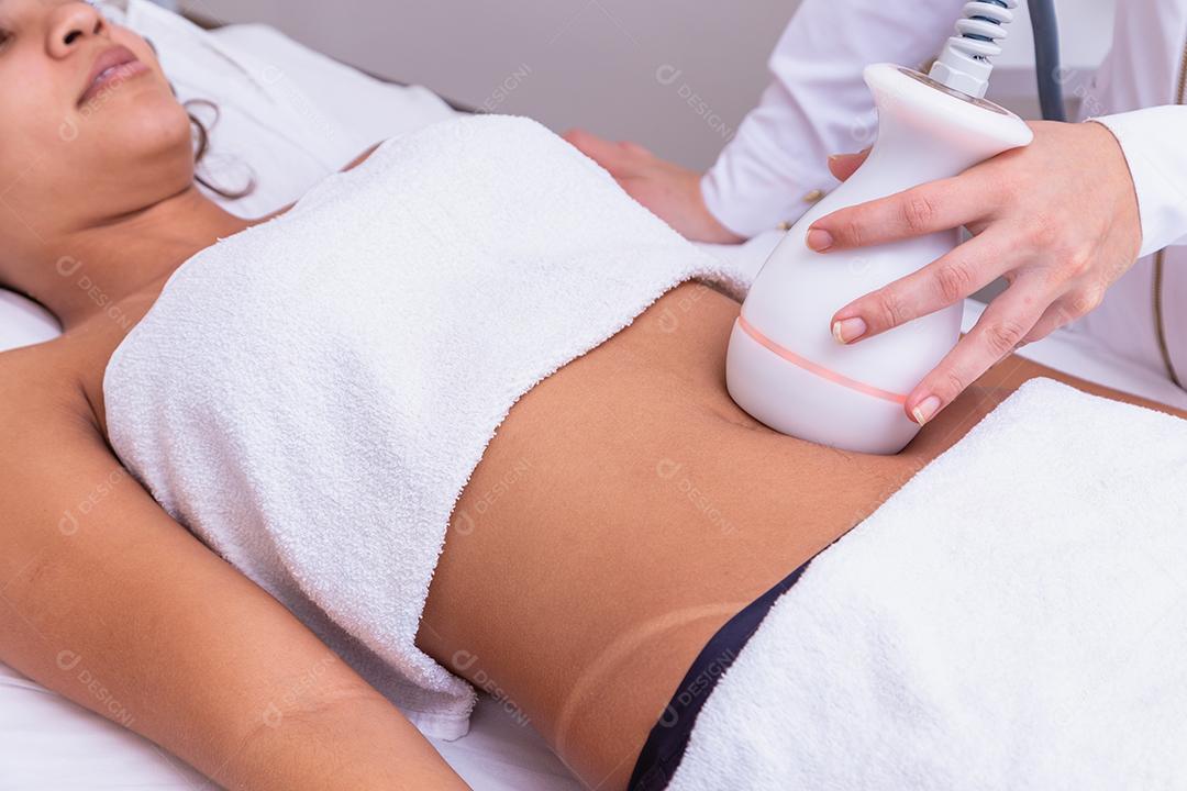 Mulher fazendo tratamento de massagem em salão de estética