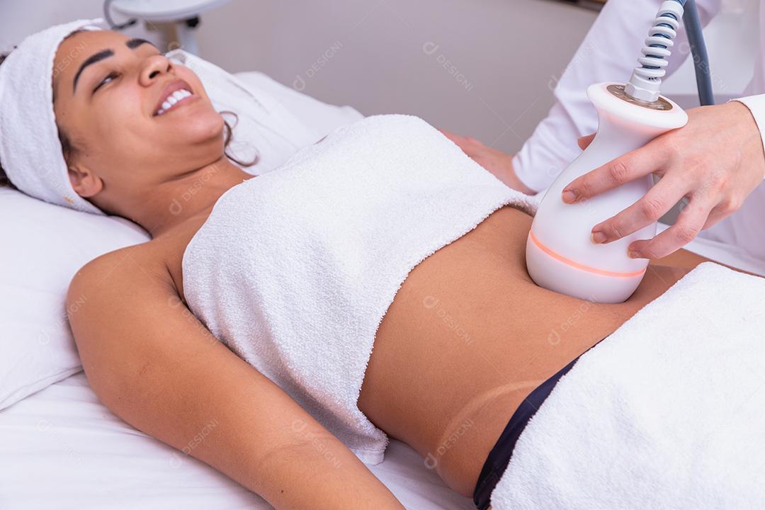 Mulher fazendo tratamento de massagem em salão de estética