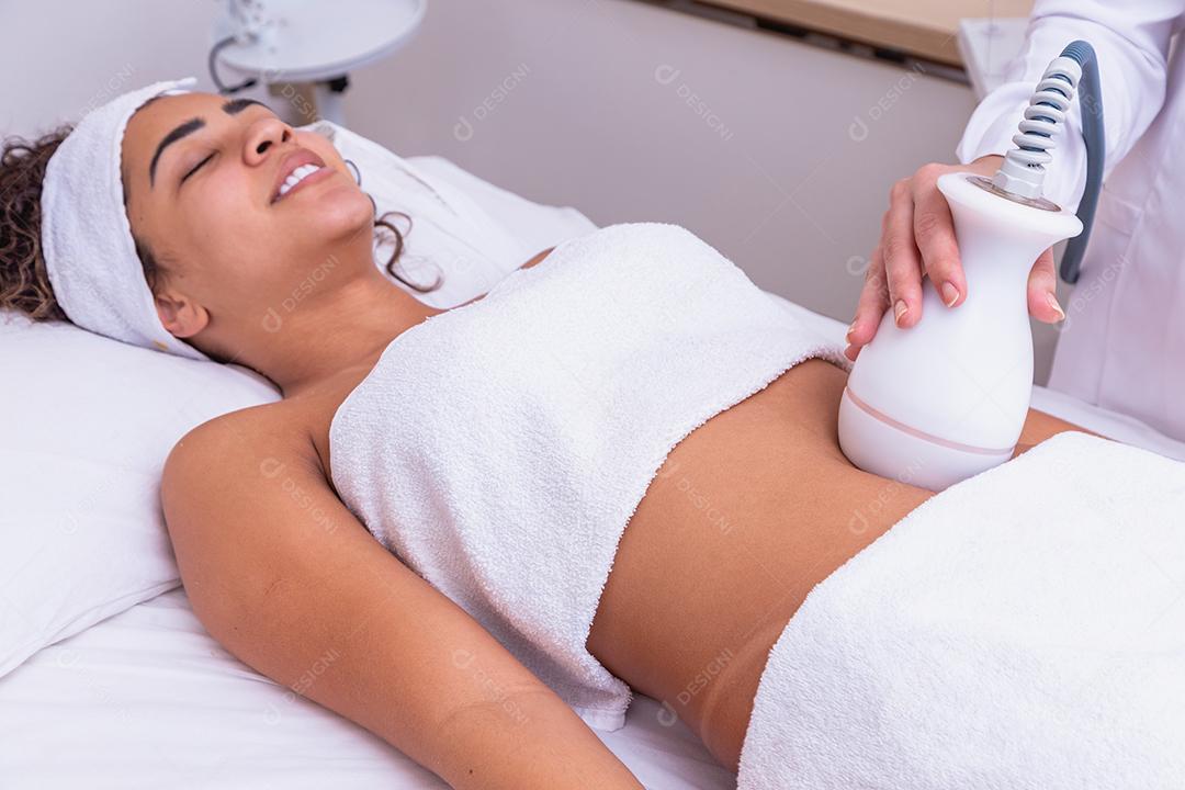 Mulher fazendo tratamento de massagem em salão de estética