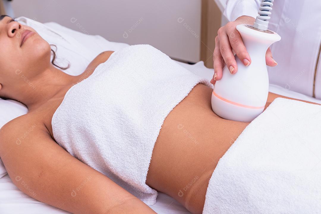 Mulher fazendo tratamento de massagem em salão de estética