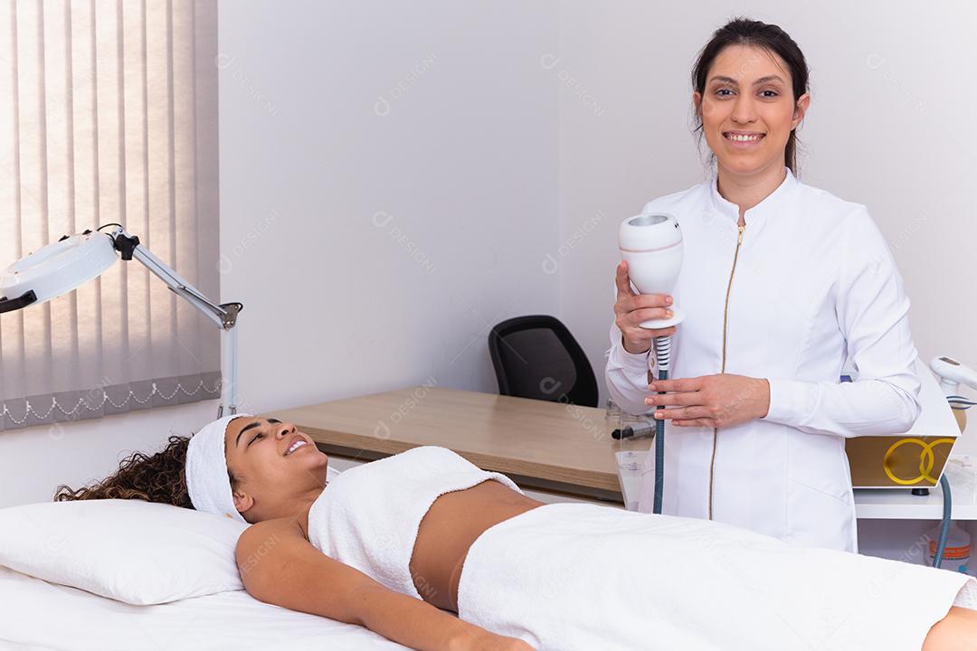 mulher fazendo lipocavitação na clínica