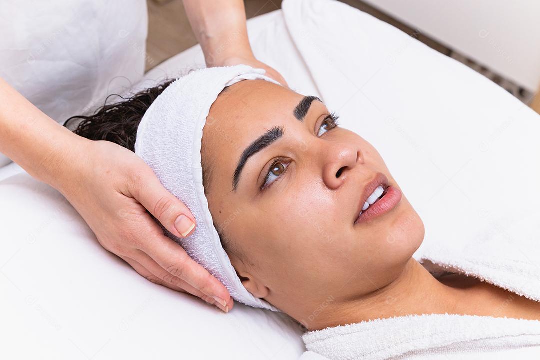 Jovem mulher com sobrancelhas grossas e pele perfeita em fundo branco, conceito de foto de beleza, cuidados com a pele